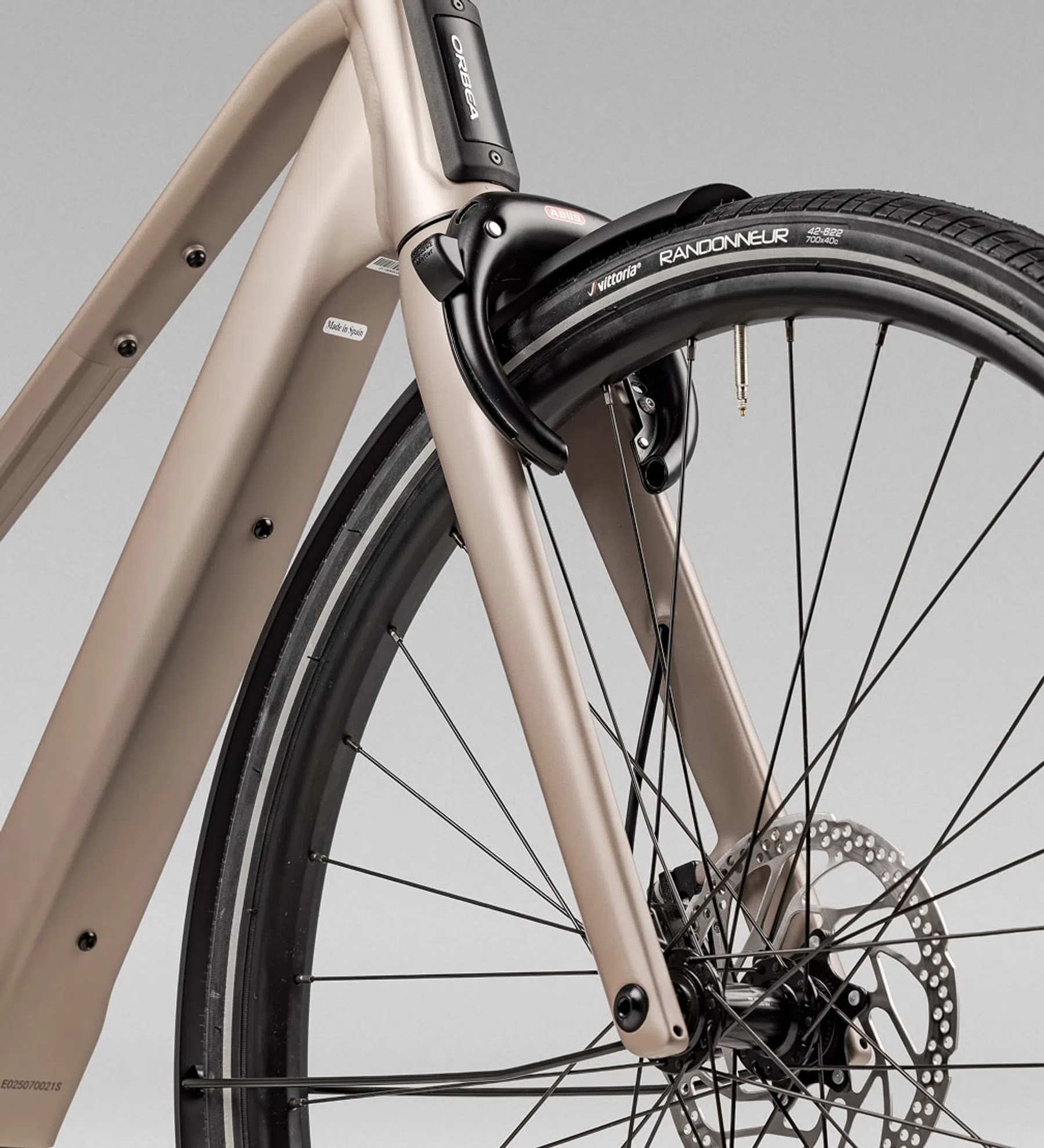 Het slot is aan de voorvork gemonteerd